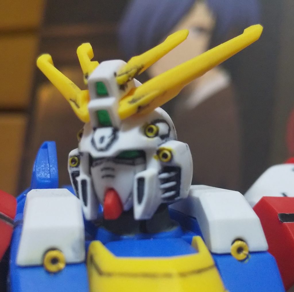 :頭部の4門バルカンだ。色分けされてないので部分塗りだ。