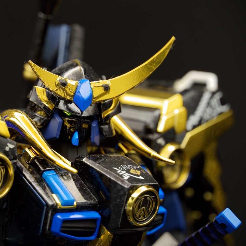 顔は、立物（ツノ飾り）と面頬（マスク）の改修で鎧武者の雰囲気を出しています。