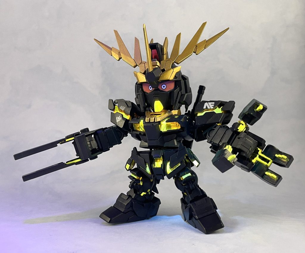 キットのままの状態だとクリアパーツはブラックライトに反応しないのでクリアパーツじゃないサイコフレーム個所も含め蛍光塗料で塗装してます。蛍光イエローそのままだと緑色に光っちゃうので蛍光オレンジを配合してあげるといい感じに黄色に光ります。