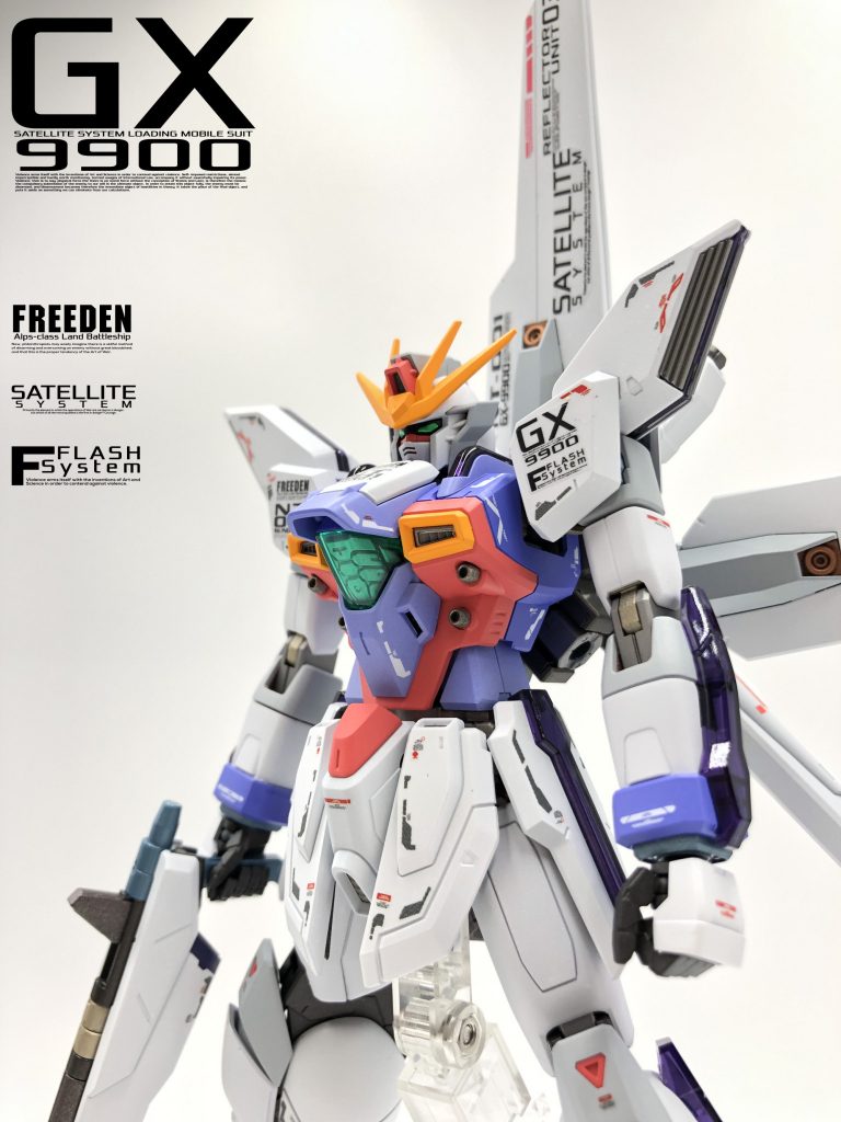 胸部の緑の透明パーツは、内部フレームをシルバーで塗装しています。