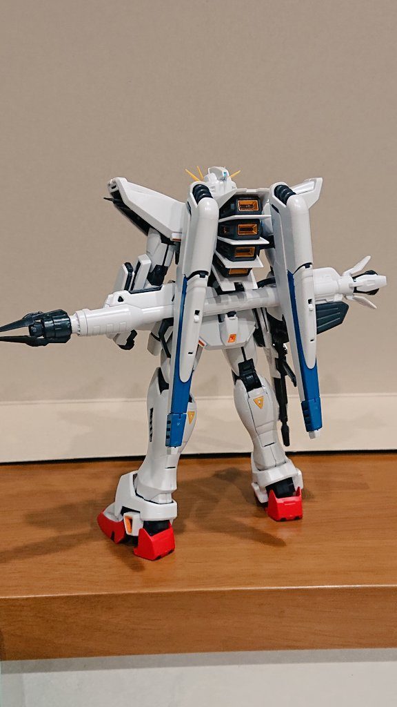 後ろから。ランチャーの保持力は正直旧MGのほうが扱いやすかったです。LEDで発光できるようですがガンプラって光らせるとそこ以外見えにくくなるので向いてないと思います。それならラフレスタンドが欲しかった…