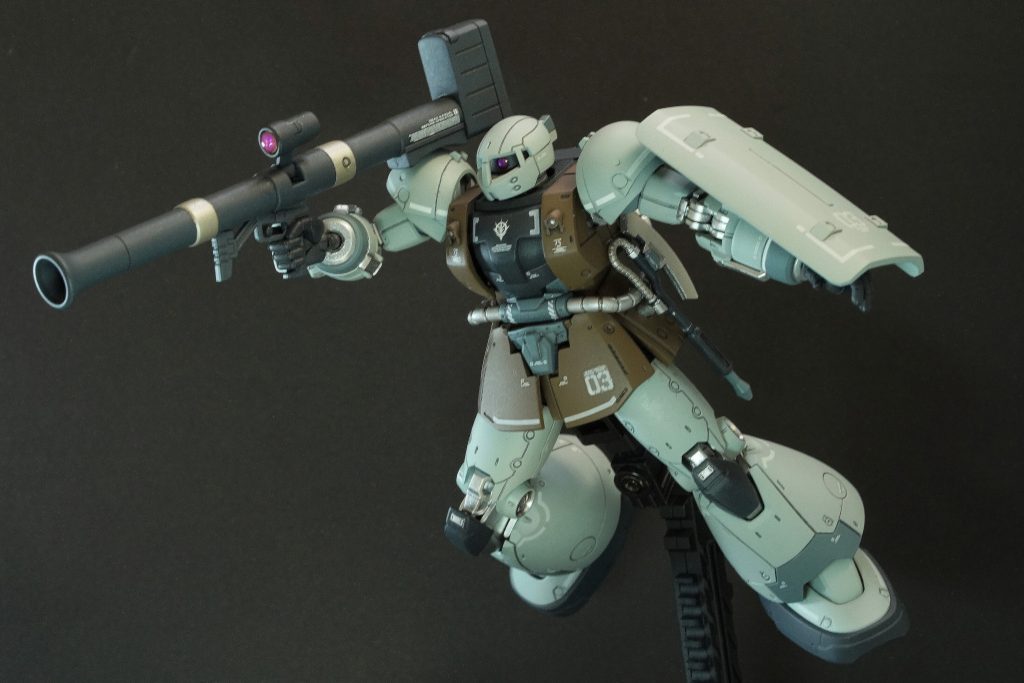 ポーズその1・試作バズーカ。　モノアイと試作バズーカには別売りのクリアパーツを使用しています。