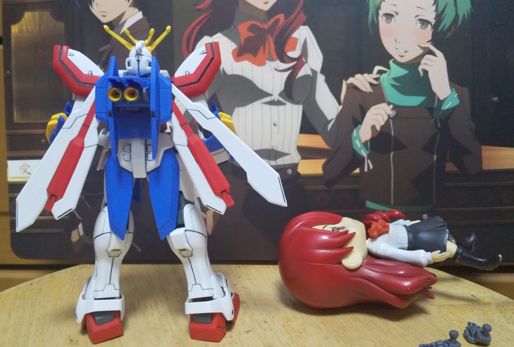 :後ろだ。背中のバーニア内部は部分塗りをした。その名の通り神のガンダムだな。