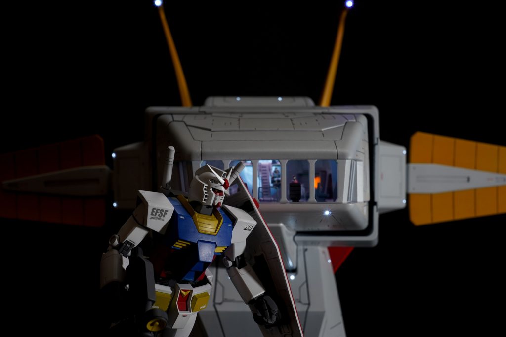 MGガンダムとツーショット。ブリッジだけで保管場所に困るデカさです。
