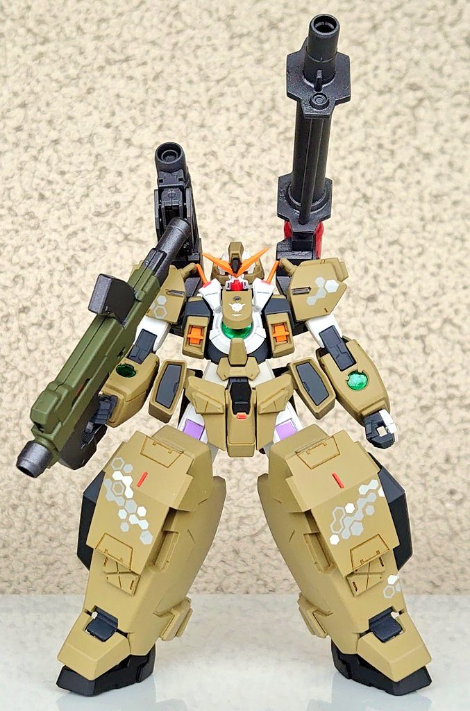 フィジカルの配色は設定イラストの色味を参考にしています。そのイラストも見る人によって緑か黄に変わるので、今回はタミヤの缶スプレー、ダークイエローで塗装しました。