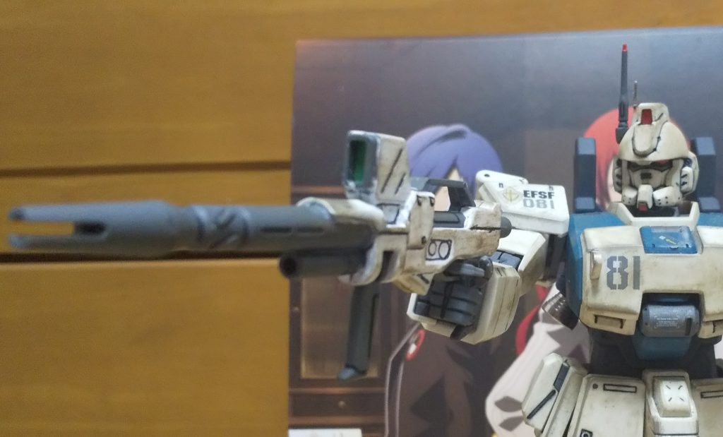 :Bライフルだ。一番苦労した所だな。色分けされてないので、Mr.カラーホワイトを使い、筆で塗ってみたぞ。多少のムラはウェザリングでカバーだ。