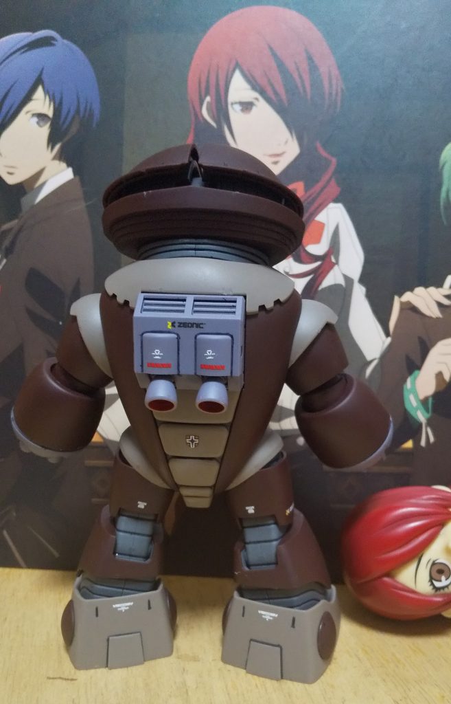 :後ろだ。バーニア内部に部分塗りをしといた。