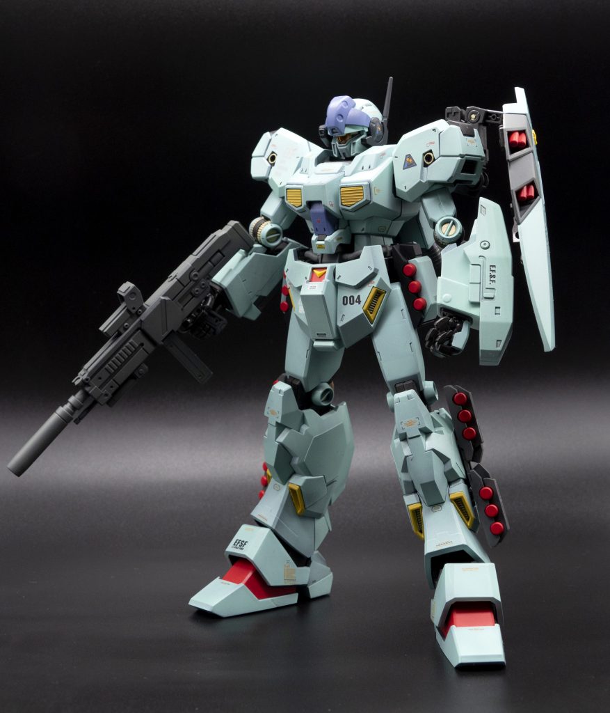 基本色は、クレオスの水性ホビーカラー ペイルグリーンをそのまま使っています。調合しないでも何故かジェガン系にはぴったりの塗料です。赤・黄・菫色も全部水性ホビーカラー。エアブラシ塗装後、スーパームースクリアーつや消しでトップコートしています。