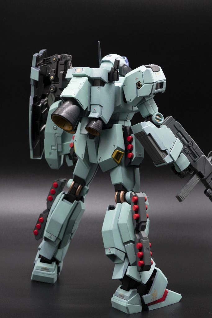 バックパックは、MGジェガンのものを移設。取り外せるので、MGジェガンに返してあげることもできます(笑)