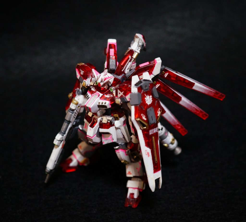 赤い半透明の部分にミノフスキーフライトのテストユニットが内蔵されている