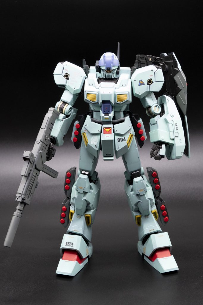 手持ちに良いサイズのデカールがなく、右肩正面はグレー色なので全然見えないですね(;^ω^)ロンド・ベル部隊章も、もう少し大きいものにしたかったです。