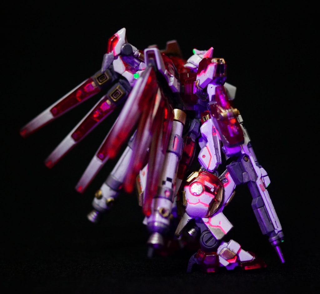 赤と白のカラーリングは期せずしてアムロ・レイがカラバ所属時代に搭乗したZ-plusのカラーリングのオマージュとなった。