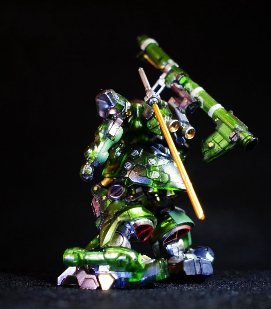 バズーカはサブアームでバックパックに懸架し、手には試作のビームマシンガンを携行している。