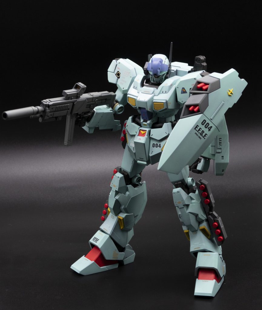 ちょこっとアクションポーズ。きっと、ラー・カイラムに居たんですよ、この機体!(笑)