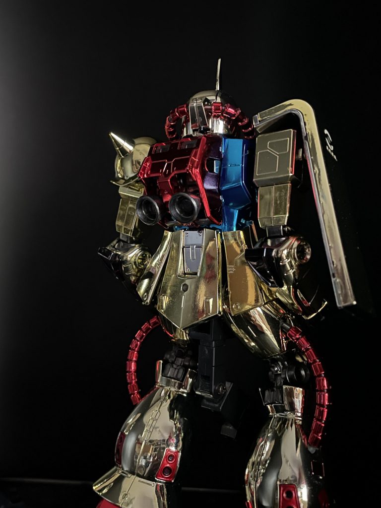 頭部と足部の動力パイプ、バックパックはシャアピンク(レッド)のまま。