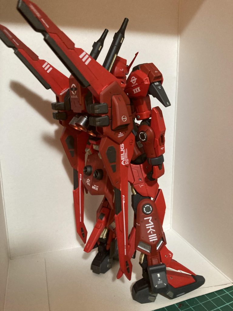 何となく百式っぽいフォルム。クワトロが予定通り乗れていたらどうなったんだろう。