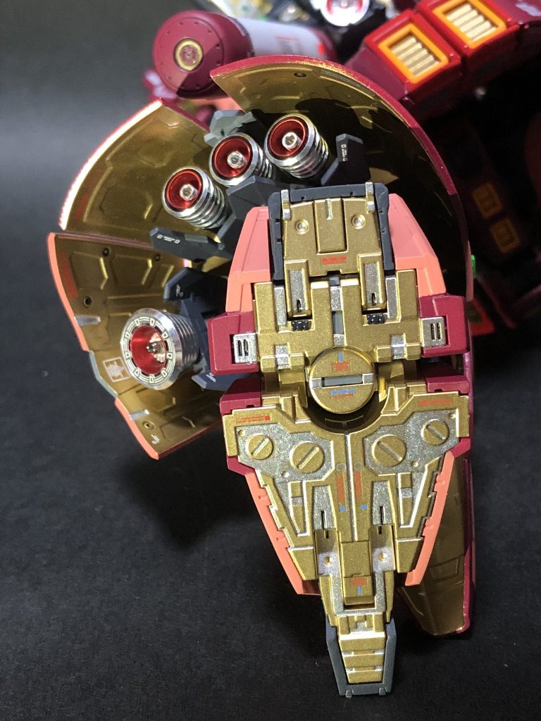 バーニアはメタルパーツに交換しました裏塗りと関節部分、メカ部分にゴールド多めで