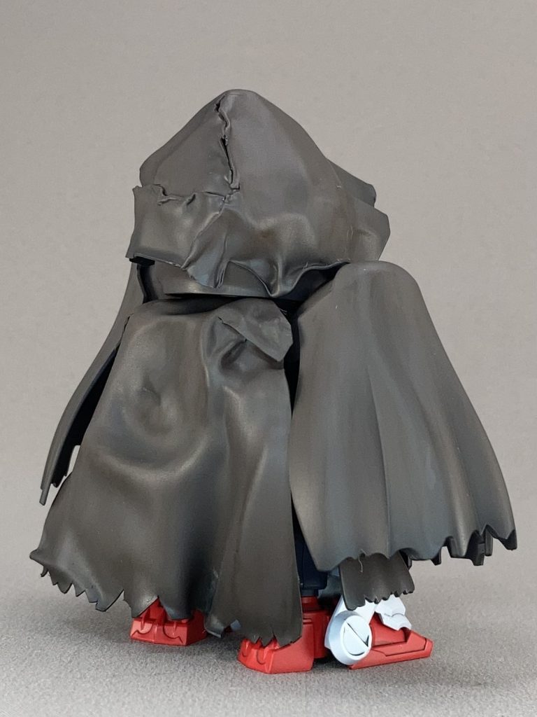頭部はフードにしたかったのと背中のマントも欲しかったので、0.3mmプラ板をロウソクであぶって作りました。