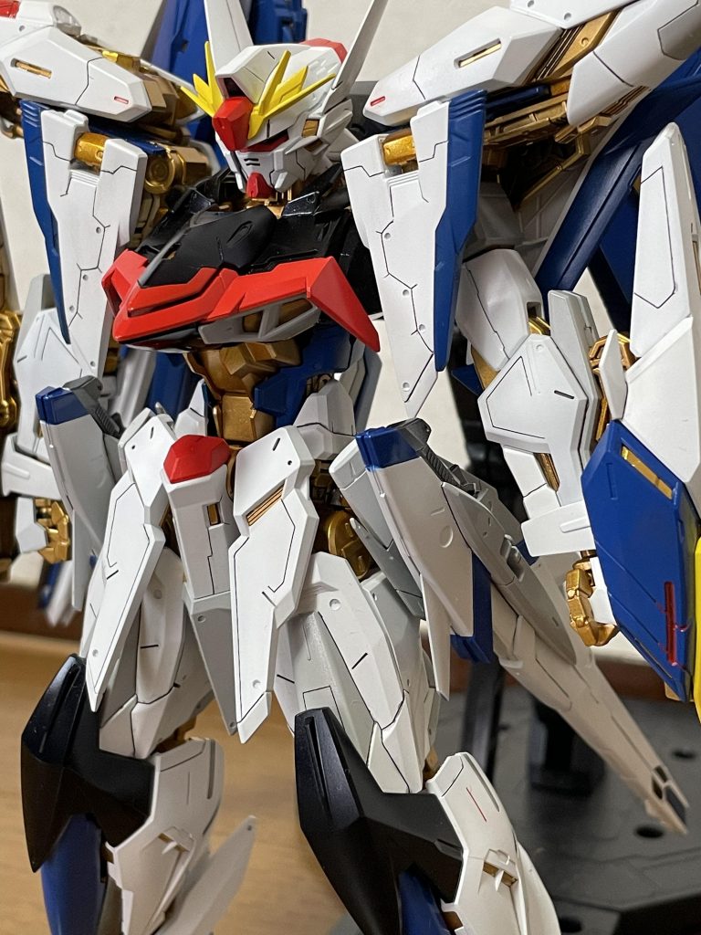 1番こだわったのが全く見えませんが内部フレームです。MGEXの内部フレームは3種のゴールドカラーになっていましたので、3はきつかったので2種類のゴールドカラーにしました。1つがスターブライトゴールドもう一つがパールカッパーを下地にクリアオレンジを塗りました。この2つが力を入れたところです。