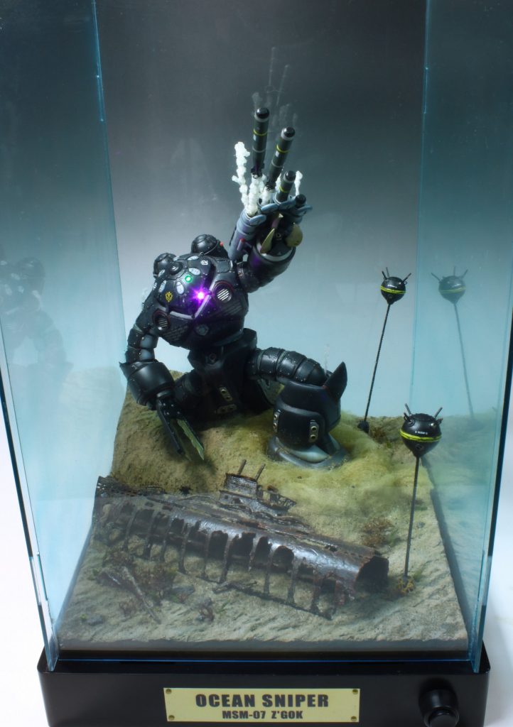 青緑色に塗ったアクリルケースを被せて水中表現としたのですが、光が反射して写真写りがイマイチなので、外して撮影しておりますw