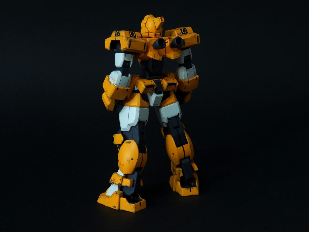 バックショット。バックパックを反転させ、バーニアを追加したのみです。