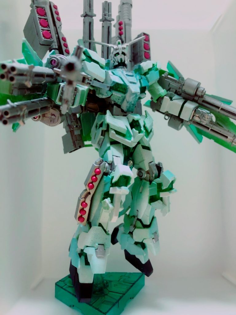 ランナーごと3種のスプレーでムラ塗装→その後、ラメ粉をパラパラ散らして組み上げ