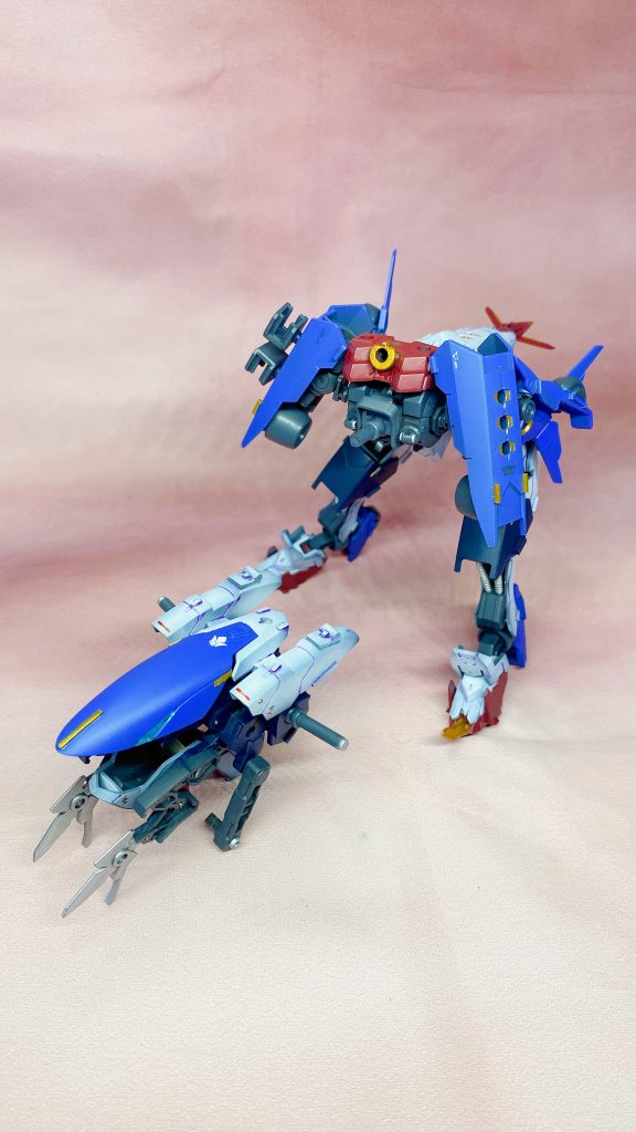 サポートメカですがオリジナルギミックを仕込み、このように分離してバルバトスに合体させると…