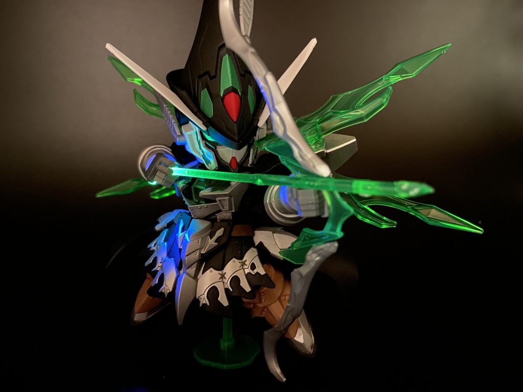 右手首の接続軸をミライトに置き換えてるのでクリアを通して発光させられます。サムネイルは緑バージョンでこちらは青バージョンです。