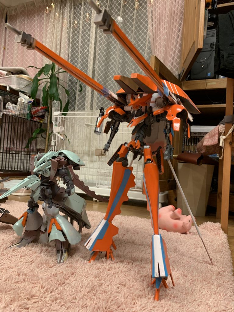 砲撃形態両肩のジェネレーターと頭部がメインユニットに入り込む形となる