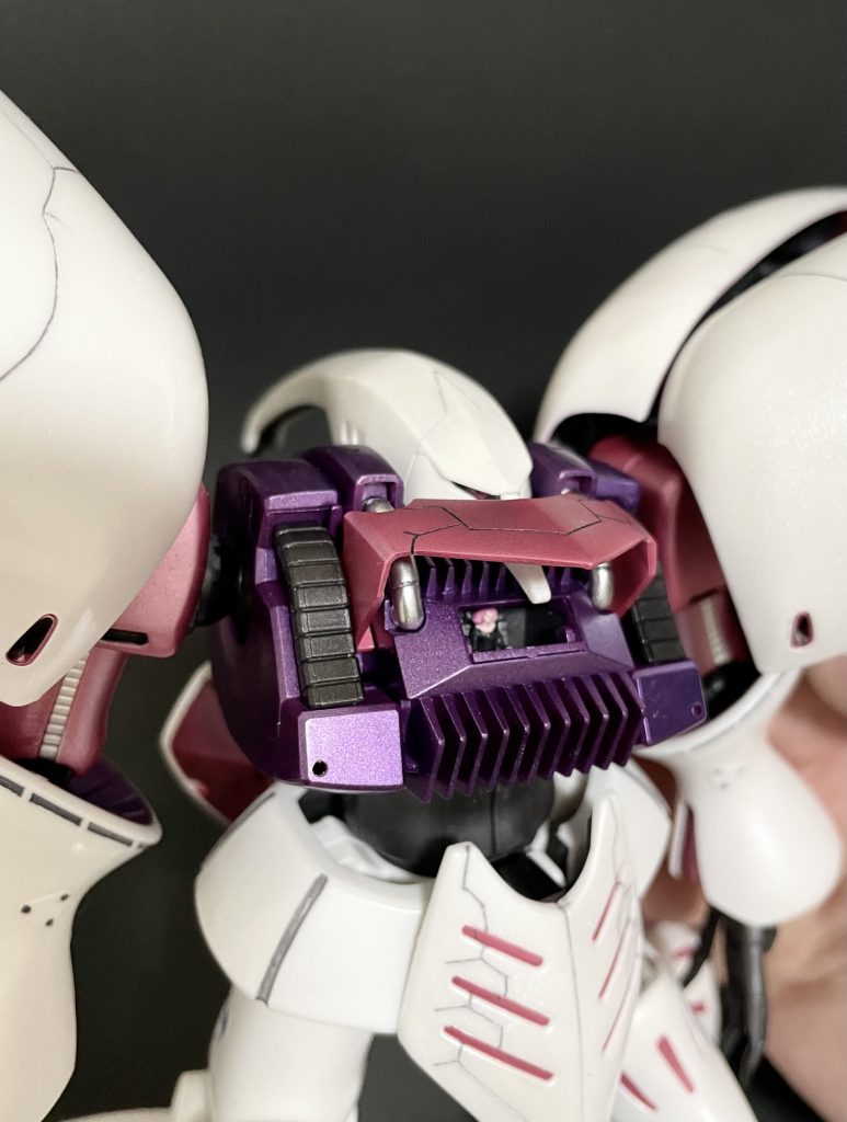 ハマーン様も鎮座しています。外装のホワイトはパール塗装に失敗して、Mr.クリスタルカラーのダイアモンドシルバーで最終仕上げました。クリアー4回吹いてコンパウンド水研ぎ。したけど、あんまり綺麗くないww修行が必要ですね。