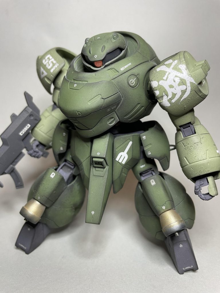 ガイアノーツさんのフッ素入り艶消しを吹き付け後にエッジ、バーニア等をウェザリングマスターで汚してトップコートを吹き付けて完成です。パーツ数が少なくて簡単かと思いきや合わせ目を消す為の工作にかなりの時間がかかりました。ブルワーズ解散後は鉄華団に鹵獲され鉄華団の一員として兄と共に自由を得る為に戦って欲しいという願いを込めて