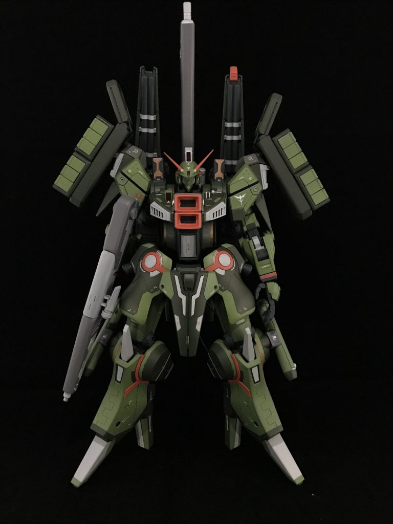 正面です。全体的なシルエットはリゼルやZⅡを意識して、逆三角形になるよう肩のシールドなどを増設し、ハイヒールにする事により、足へのラインが細くなるようにしています。