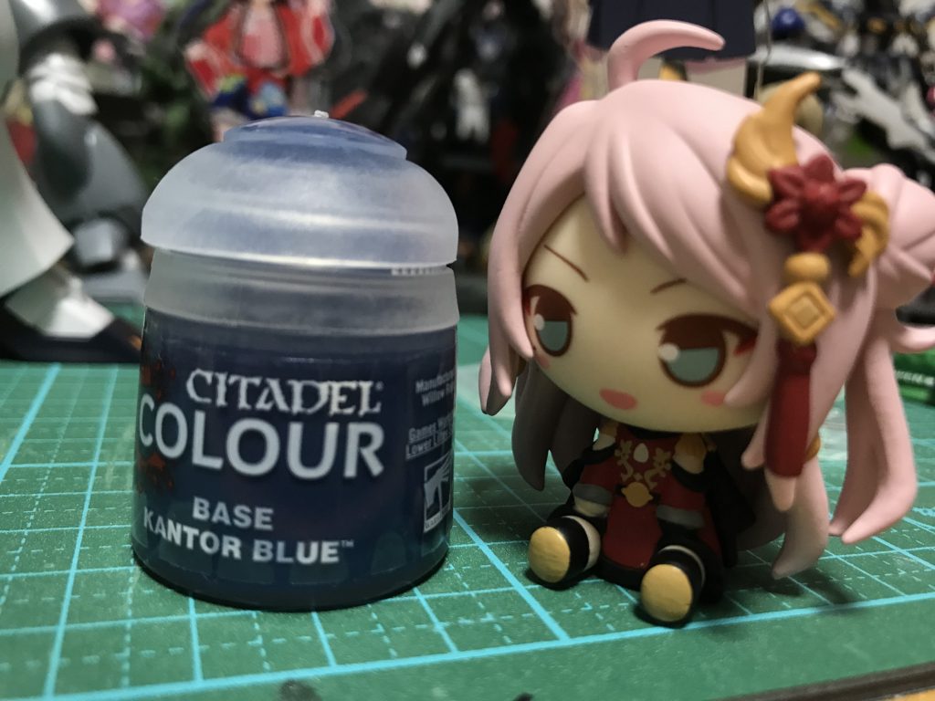 塗料なのですが、今回はシタデルカラーを使って筆塗りに初挑戦しました!友人に勧められて買ったシタデルですが、希釈とかの面倒がほぼなくすごく使いやすくて大満足。胴体のセンサー?部分はガンダムマーカーのメタグリーン、墨入れはガンダムマーカー墨入れグレーを使用。