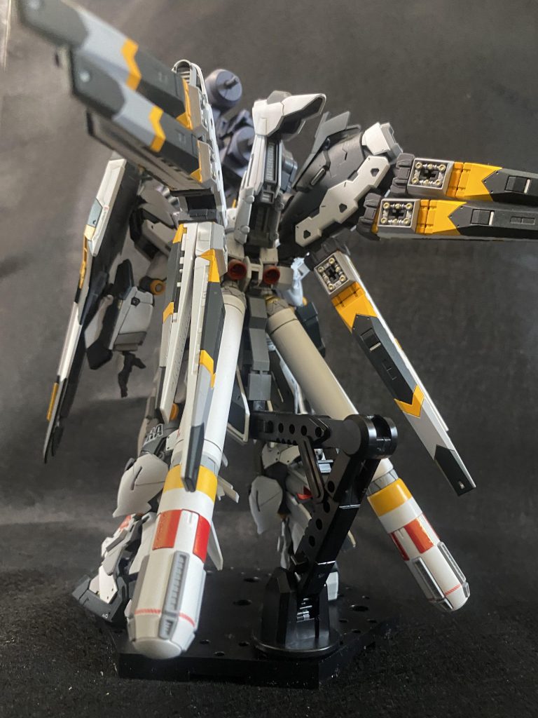 後ろ姿です。今回はプロペラントタンクに真鍮線は無しです。RGハイニューはこれで３体目ですが、全然飽きませんね。むしろ「次はこんな風に作ろう」と様々なアイデアが浮かんできます。あと二箱、RGハイニューを積んでいますが、もう一箱買えるなら買おうかな。