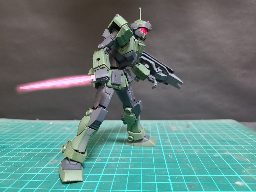 ビームダガーを装備!ハウンドα「全くジオンのザクは本当にいい機体だなー、おーい鹵獲して採用するかー?」ハウンドγ「バカ!鹵獲してもどうせ壊すんだからいらねぇよ!」ハウンドα「んぁ…ごめん…じゃあこいつでさっとやるかぁ…」