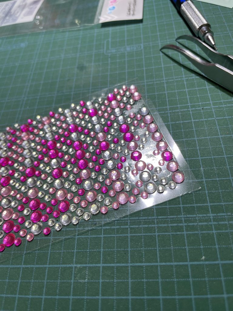 今作には、各所にキラキラ系ストーンシールを使っています。