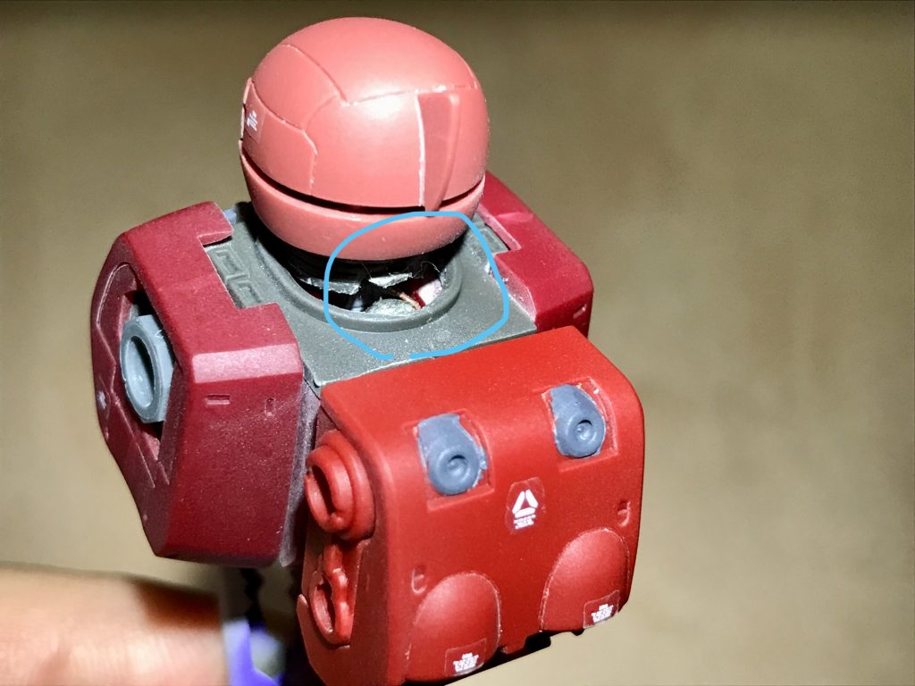 首後ろに接点を付けて首を上げた時にモノアイが光る仕組みになってます これが難儀でした