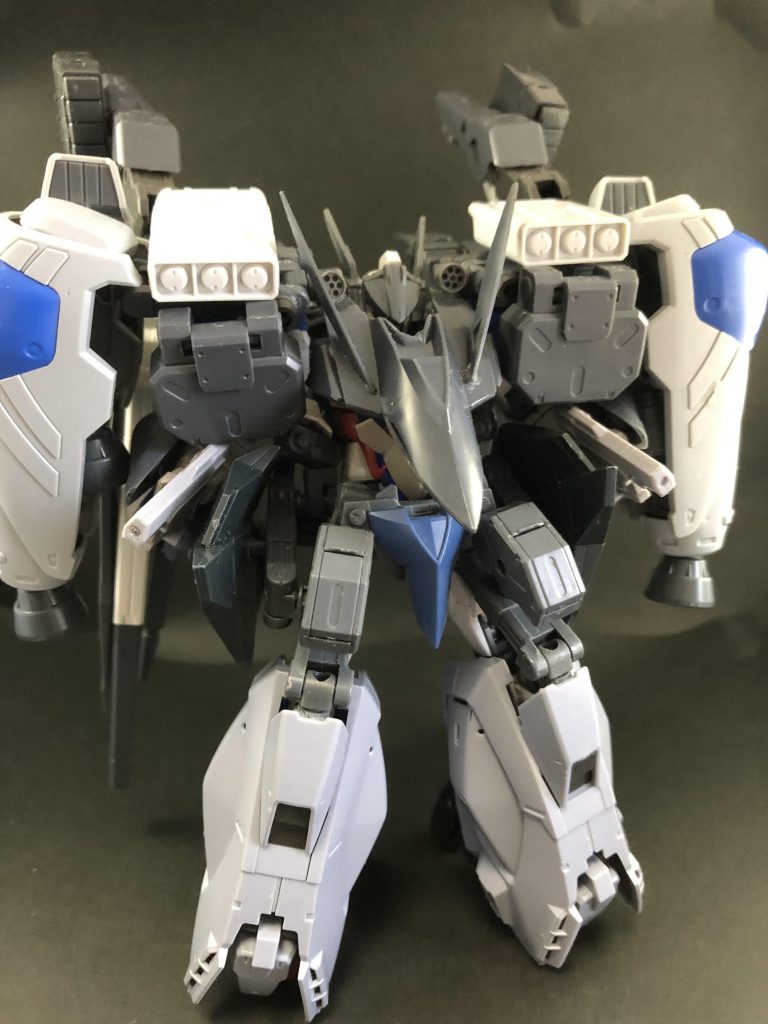 正面。今回は追加装備の脱着もありブンドドが楽しいので完全無塗装になります。