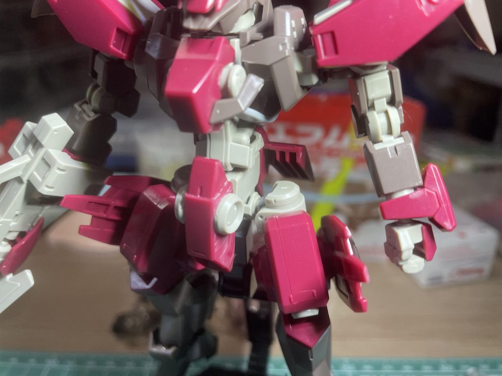 個人的にはフロントスカートは可動の邪魔になることが多いのでバッサリ切ったあとそこを塞ぐのに有用な余剰パーツがあったことが嬉しいです。