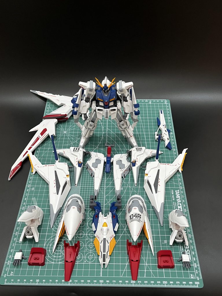 恒例の組み立て前パーツがデカいA3マットにぎっしり感想・まとめHGUCペーネロペー　存在感がありすぎるキットですｗ　頑張ってディテールを全身についてすることができたらスゴい迫力になると思います（私は前面の目立つ部分だけでギブアップしましたが）2022年9月現在、閃光のハサウェイ続編情報はありませんが非常に楽しみにしております！Twitterしてますので是非フォローよろしくお願いいたします！↓↓↓https://twitter.com/akasaha1124　最後までご覧くださりありがとうございました！！