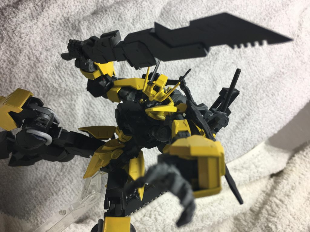 ガンダムボティス(仮称)黄と黒のツートンカラーの装甲に包まれたガンダムフレーム機。該当機はその特徴的なフレーム構造からガンダムボティスだと推測されている。しかし、厄祭戦時の交戦記録を参照するとボティスにあのような豊富な武装が搭載されていたデータは無く、機体紛失後何者かの手によって改修が施されていることは間違い無いだろう。本機は北極圏巡回中のレギンレイズ3機へ奇襲を敢行、これを殲滅している。今年に入って類似事件が北極圏で多発している。誉れある新人パイロット諸君は充分注意するように。──レギンレイズの残骸から回収された音声ログより──(脳内設定と妄想)