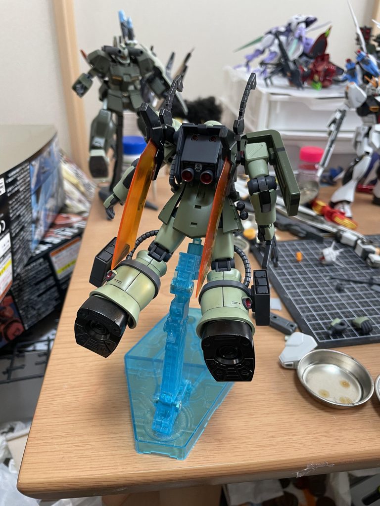 今作の最大の頑張ったところは、バックパックに追加のウエポンラックを自作したところです。