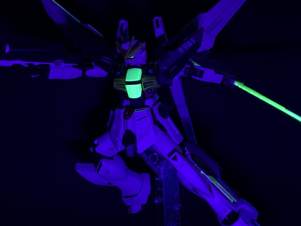 センサー類の付属シールも蛍光塗料を吹いているので、発光してくれます。