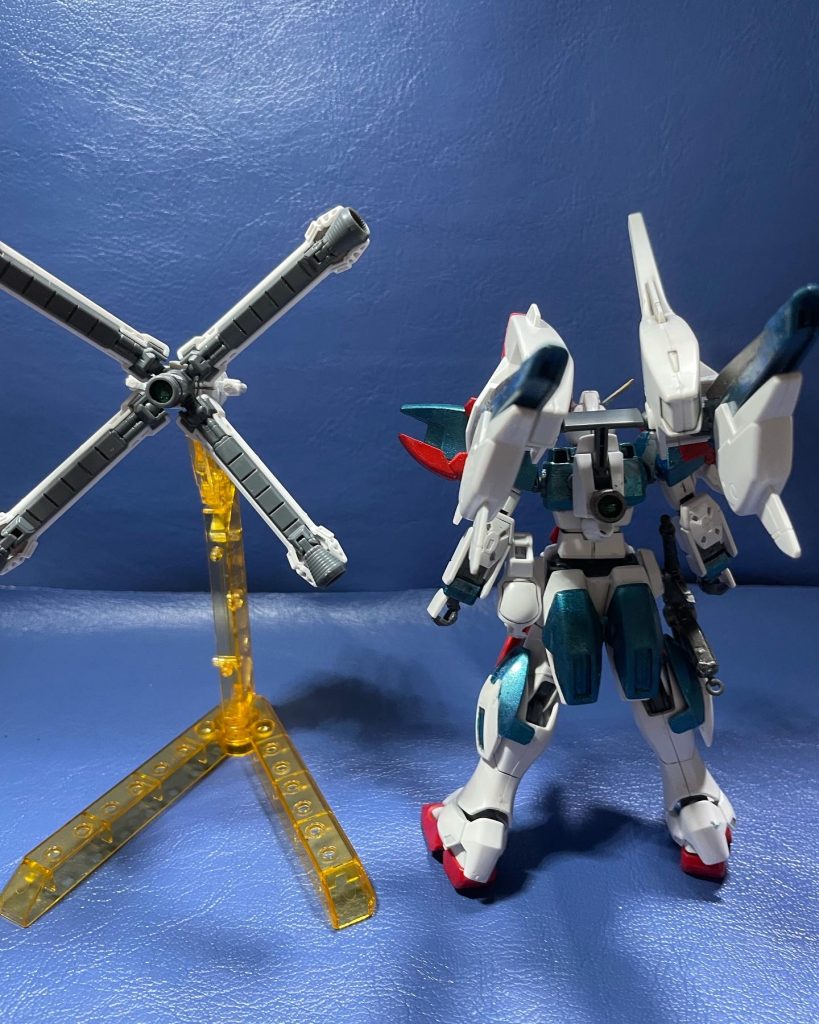 後ろ姿ですアサルトバスターにもクロスボーンのバックパックにも同じ小型のオリジナルGNドライヴは換装用の物にもついてます。武装も基本は選択式で出撃時に選ぶスタイルです。