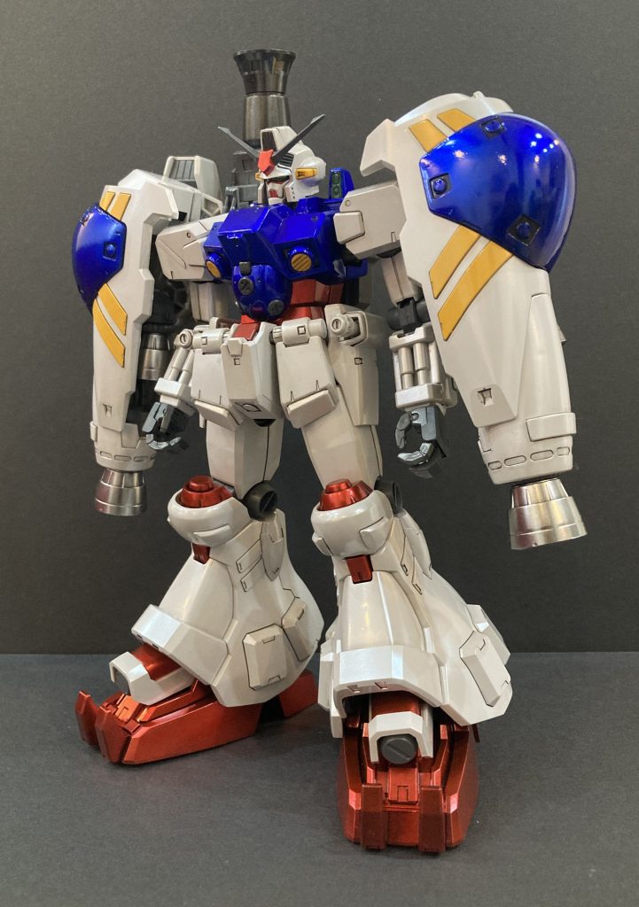 黄色部分は、マスキングで塗装にしました。胸部の青色は、下地EXブラックとEXシルバーの後に、ウルトラマリンブルーで塗装してます。赤部分は、下地EXブラックとスタブラシルバーで、プレミアムパールレッドの後にクリアー艶で、塗装にしてます。