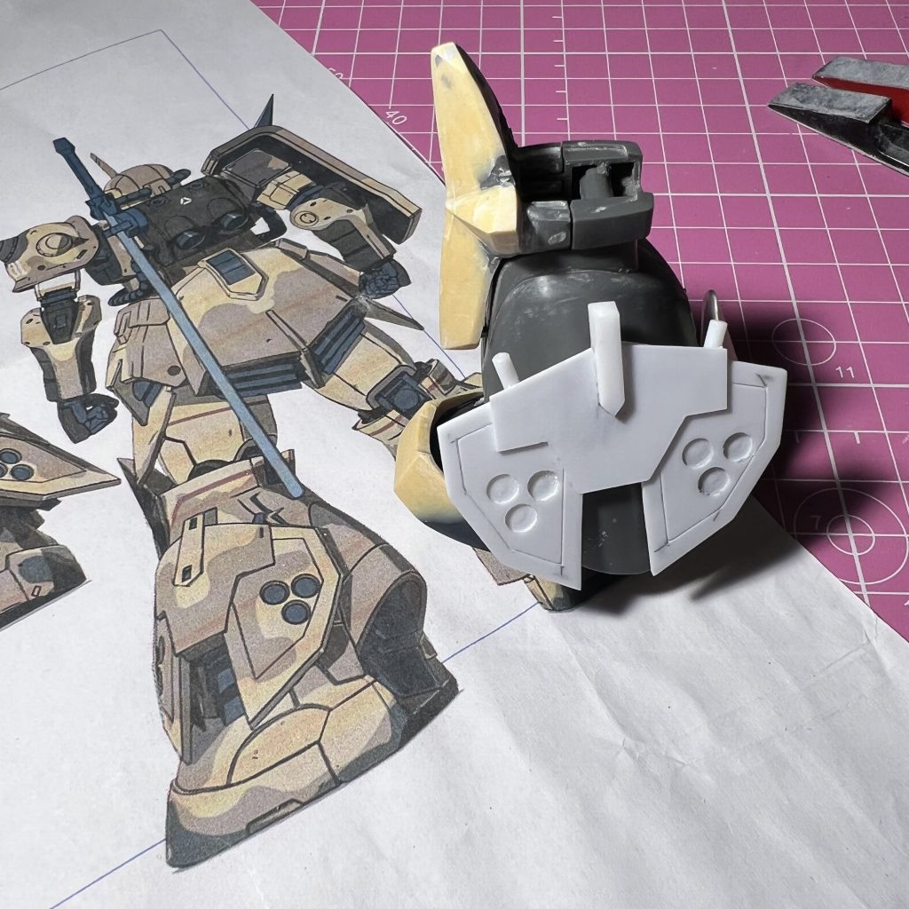 ゲルググちゃんの足にプラ板でパーツ作ったぁ