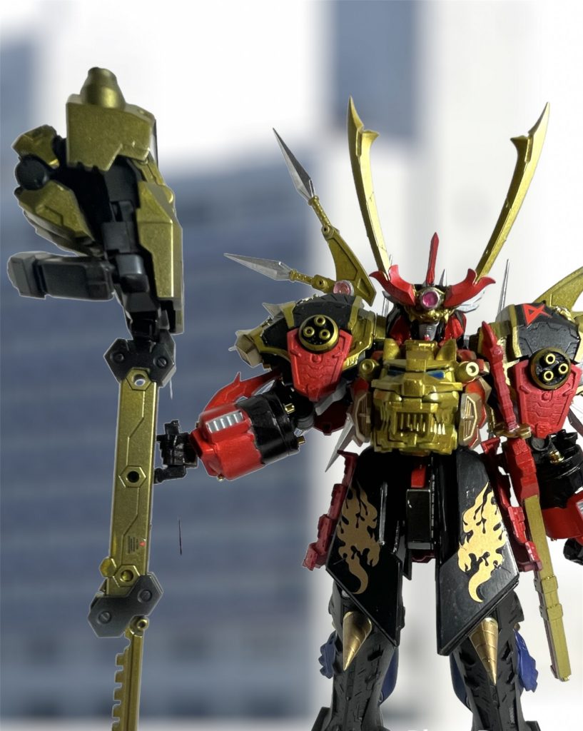 必殺　ゴールデンハンマーGGG科学チームの1人、柳生ヒロシ博士が開発した巨大な金色の拳。　サイボーグ・霊が「ハンターチャンス！」と叫ぶと虚空の彼方から飛んでくる。拳状態のハンマー・メーゴーサー(拳骨)で打撃を加え、敵を鷲掴みにしたゴールデンフィンガーで粉砕しトドメを刺す。