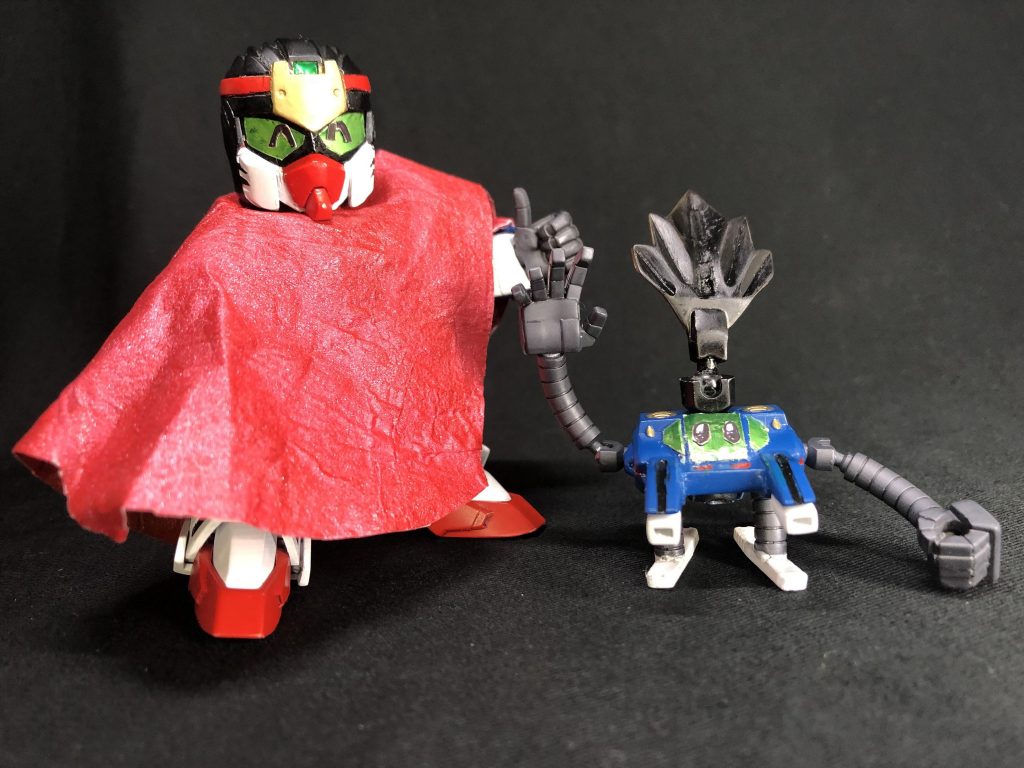 [閃光丸](せんこうまる)七人の超将軍•爆流頑駄無の長男。剣術や格闘術、からくりなど様々な事を父から学び、多方面で非凡な才能を発揮する。高い所が苦手。放浪の旅に出ていた際に怒紋活主流拳法を習得し、帰郷後は號斗丸(舞威丸)と共に父の下で修行を積んでいた。號斗丸が頑駄無軍から追われる身となった際に、彼を逃す為の陽動役を買って出た事が、閃光丸の人生において大きな転機となるのだった…。まずは軽装から。モチーフはシャイニングガンダムのパイロットであるドモン•カッシュ。頭部の塗装とマントでそれっぽく見えるようにしています。隣にいるオトモ的な彼については後ほど。