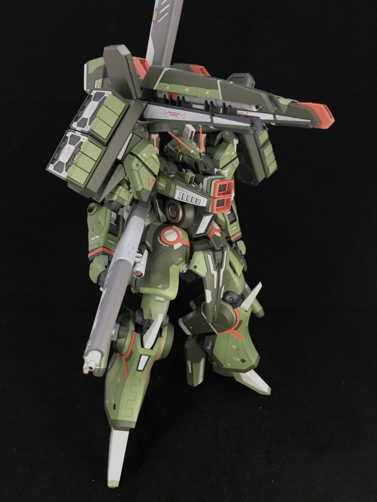 右肩のビームランチャーシールドブースターは外装がスライドすることにより、最大出力でハイメガランチャー並の威力を発揮出来るように開発されました。