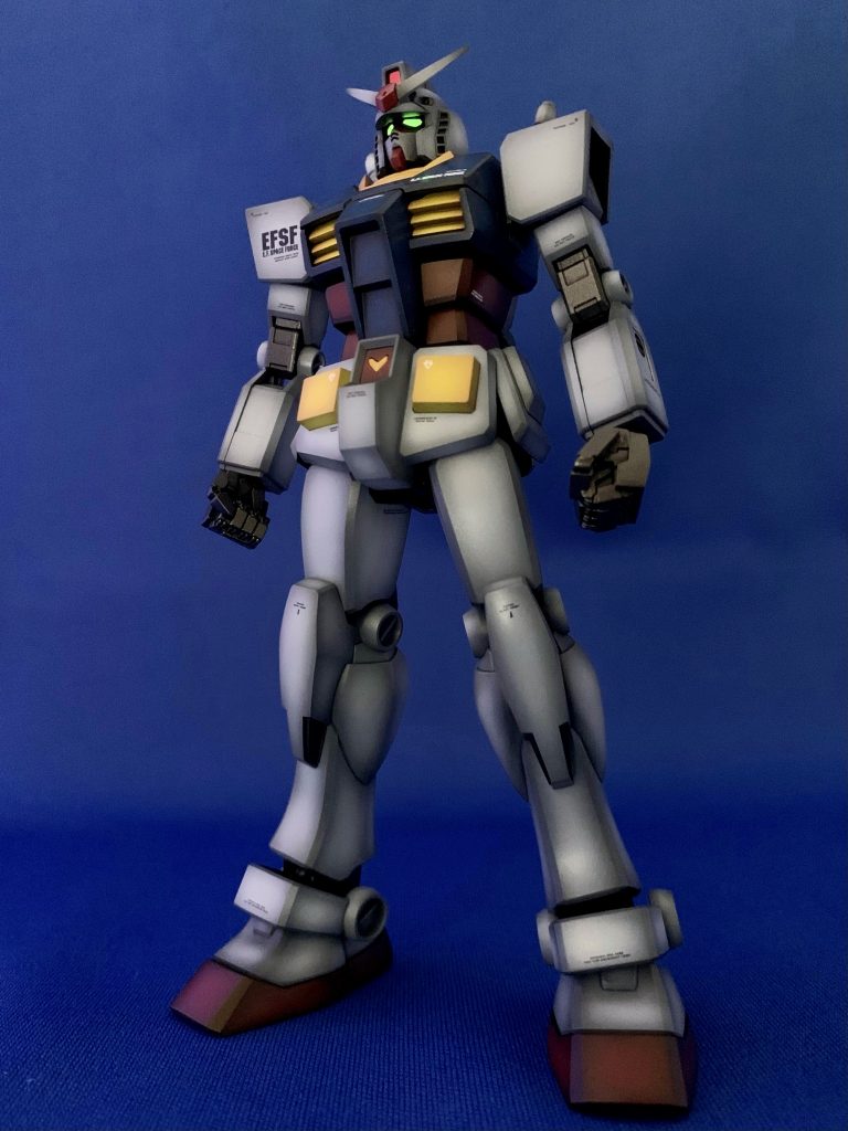 カメラアイはフラットホワイトを下地に蛍光イエロー+色の源マゼンダ少量ブラックライトでこのように“グポーン”できますが、どうしても緑色になってしまうのが悩みどころです